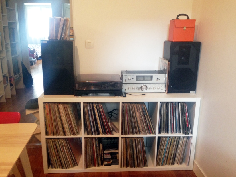 L'étagère de Manon, où sont rangés tous ses LPs et sa platine vinyle, Expedit Ikea, ampli, 45t, 33t