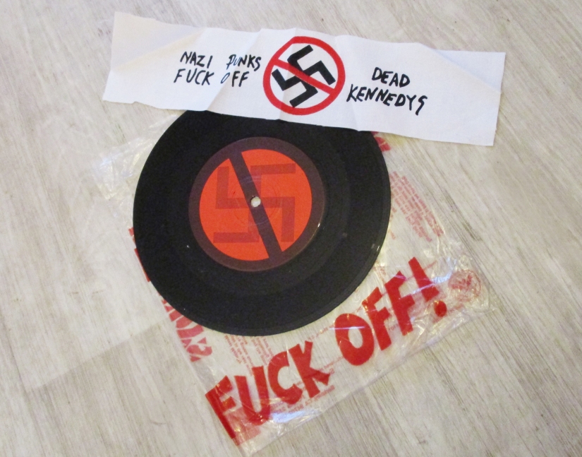 Le disque "Nazi Punk fuck off" des Dead Kennedys, vinyle + brassard collectors